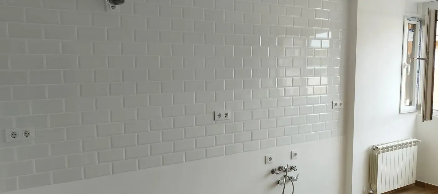 Pared blanca con acabados en ladrillo