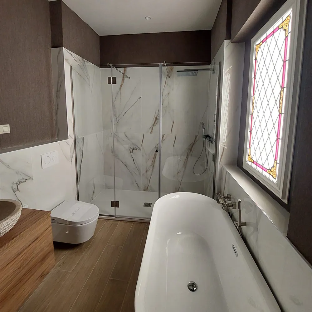 Baño lujoso nuevo con bañera